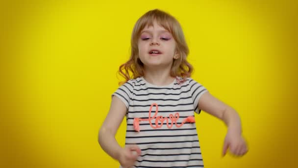 Klein kind meisje op zoek gezaghebbend, vingers naar beneden, veeleisend serieus gesprek geven bevel - Video