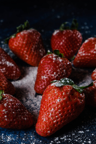 A vertical shot of delicious strawberries with sugar and powder - Fotografie, Obrázek