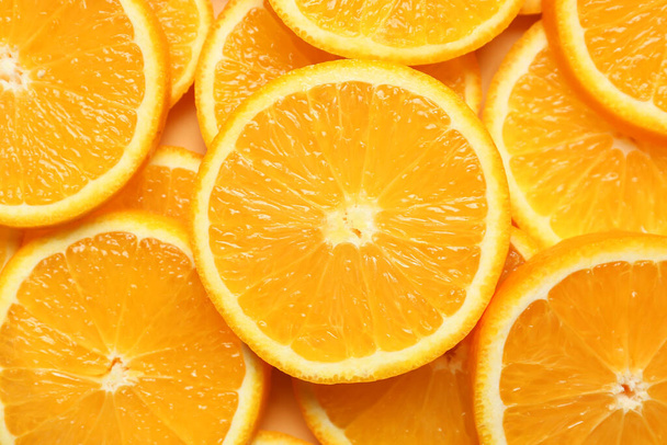 Morceaux d'oranges fraîches comme fond - Photo, image