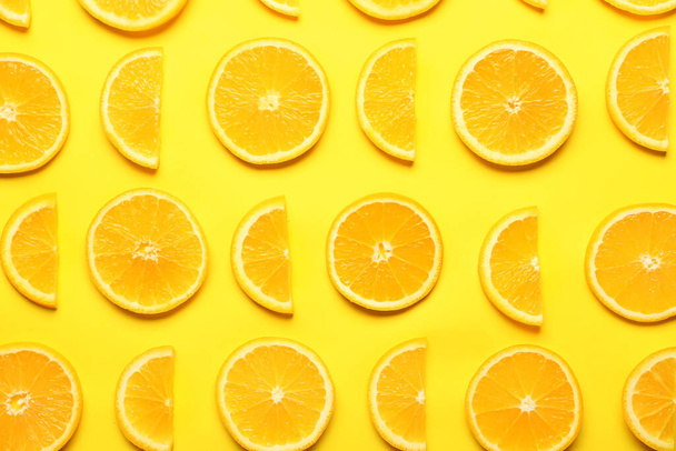 Slices of fresh oranges on color background - Φωτογραφία, εικόνα