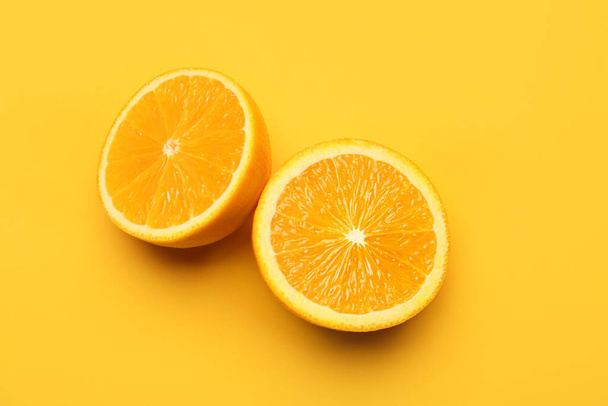 Pieces of fresh orange fruit on color background - Foto, imagen