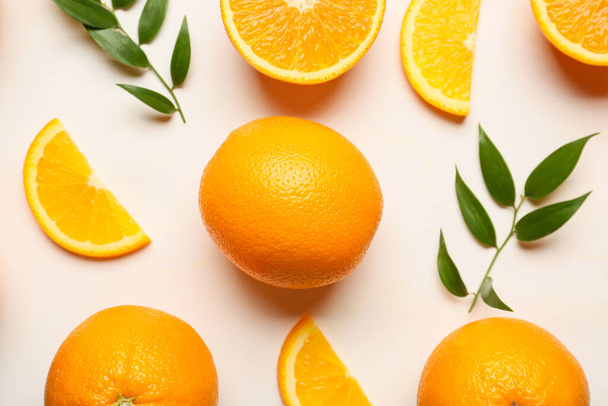 Čerstvé pomeranče se zelenými listy na bílém pozadí - Fotografie, Obrázek