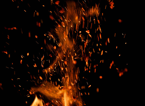 Flamme de feu avec étincelles sur fond noir - Photo, image