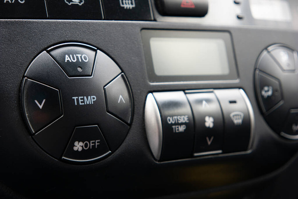 Genérico coche automático de control de temperatura negro de plástico marca primer plano. - Foto, Imagen