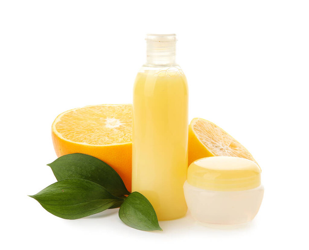 Productos cosméticos con vitamina C y naranjas sobre fondo blanco - Foto, Imagen