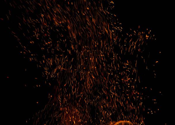 Огненное пламя с искрами на черном фоне - Фото, изображение