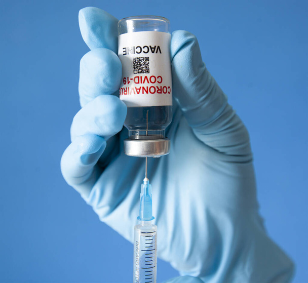 Nurse filling syringe with covid 19 vaccine - Foto, immagini