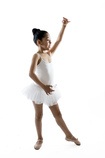 fiatal aranyos kis lány balett-táncos táncol, fehér háttér - Fotó, kép