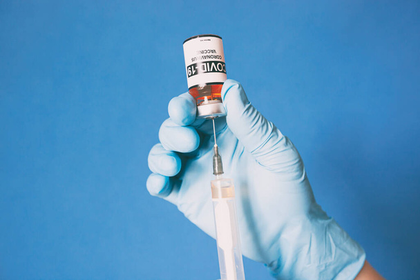 Seringue de remplissage pour infirmière avec vaccin covide 19 - Photo, image