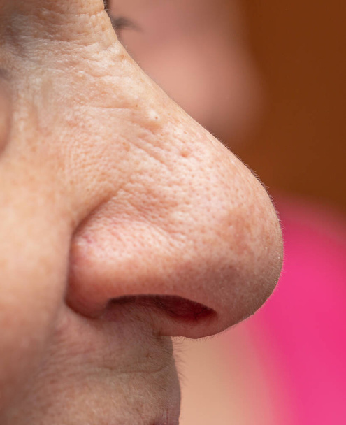 piel clara nariz femenina como fondo - Foto, Imagen