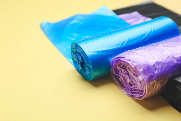 Ρολά σακούλες σκουπιδιών στο φόντο χρώμα - Φωτογραφία, εικόνα