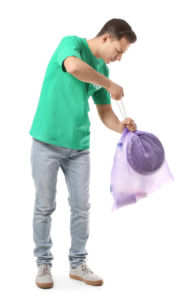 Άνδρας εθελοντής με σακούλα σκουπιδιών σε λευκό φόντο - Φωτογραφία, εικόνα