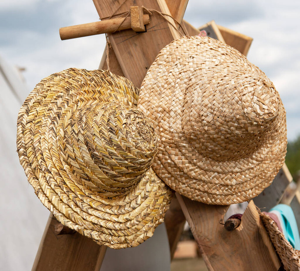 плетеные соломенные шляпы в качестве фона - Фото, изображение