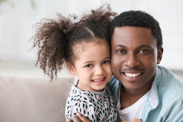 Portret szczęśliwego Afroamerykanina ojca i jego córeczki w domu - Zdjęcie, obraz