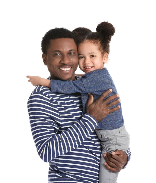 Porträt eines glücklichen afroamerikanischen Vaters und seiner kleinen Tochter auf weißem Hintergrund - Foto, Bild