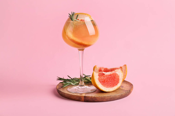 Ποτήρι νόστιμο κοκτέιλ γκρέιπφρουτ με δεντρολίβανο στο φόντο χρώμα - Φωτογραφία, εικόνα