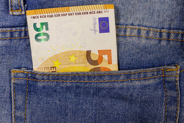 Vijftig eurobiljet in de zak van een blauwe jeans - Foto, afbeelding