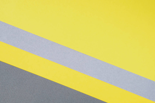 Серо-желтая бумага вид сверху. Шаблон с геометрическими фигурами для оформления в модных цветах года с местом для текста - Фото, изображение