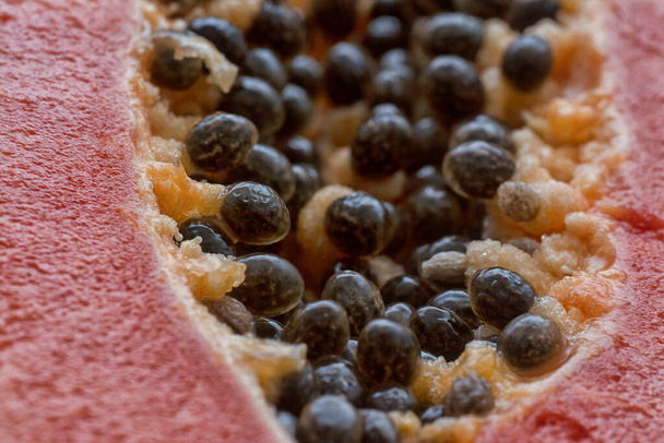 μισό τμήμα του νωπού ώριμου φρούτου Papaya. - Φωτογραφία, εικόνα