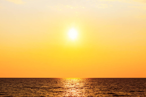 海の上の日没。太陽を追え。夕方には海の上の太陽  - 写真・画像