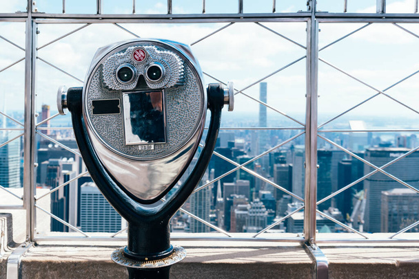 Vecchio binocolo contro il paesaggio urbano di New York - Foto, immagini