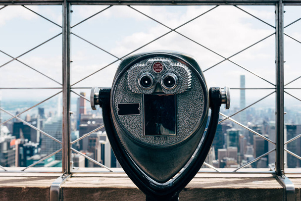 Old Binoculars Against Cityscape of New York - Φωτογραφία, εικόνα