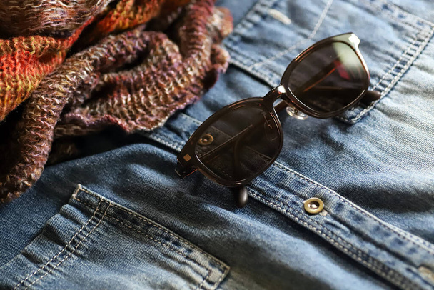 Camisa de mezclilla, faja de punto y gafas de sol, ropa de otoño de moda - Foto, Imagen