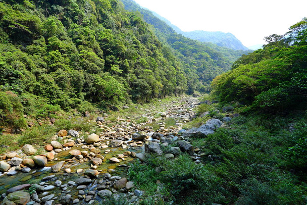 Shakadang Trail, un camino tallado en la pared de un acantilado de mármol en el Parque Nacional Taroko, Hualien, Taiwán - Foto, Imagen