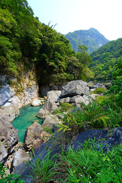 Shakadang Trail, un camino tallado en la pared de un acantilado de mármol en el Parque Nacional Taroko, Hualien, Taiwán - Foto, Imagen