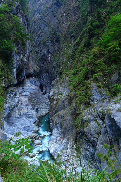 Túnel Jiuqudong de nueve vueltas en el Parque Nacional Taroko en Xiulin, Hualien, Taiwán  - Foto, Imagen