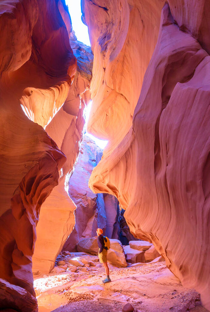 Joyeux Canyon scène fantastique. Des formations de grès colorées inhabituelles dans les déserts de l'Utah sont une destination populaire pour les randonneurs. - Photo, image