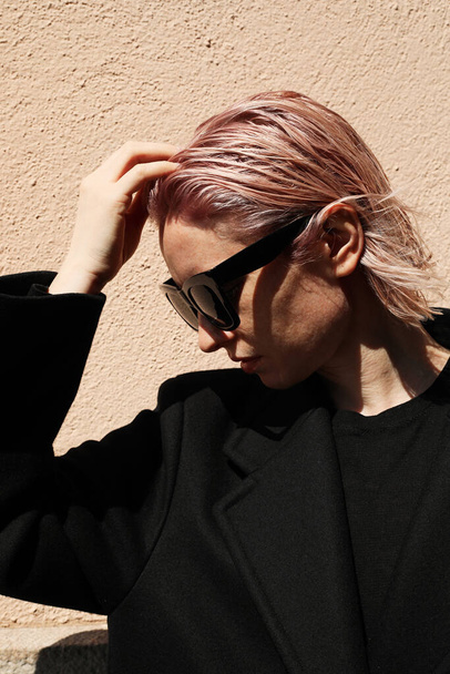 Portrait of young teenager hipster girl with pink hair and sunglasses. Outdoor. - Foto, Bild
