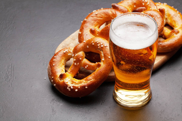 Lager beer mug and fresh baked homemade pretzel with sea salt. Classic beer snack. With copy space - Foto, imagen