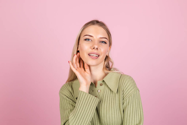 Pretty european woman in casual sweater on pink background confident and calm smiling - Valokuva, kuva