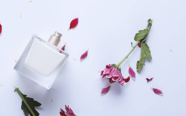 parfum blanc avec des fleurs roses - Photo, image