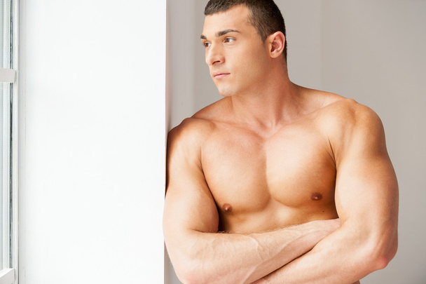 Thoughtful young muscular man - Foto, afbeelding