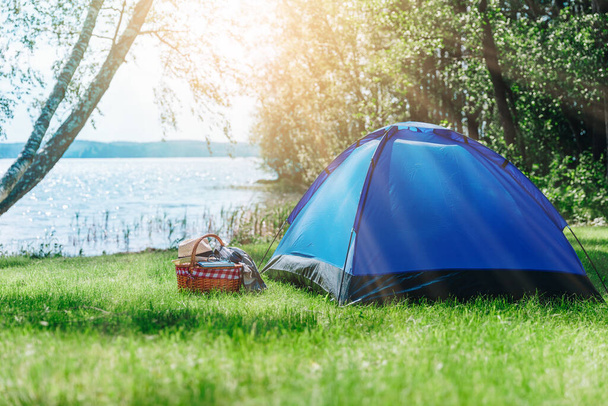 Gündoğumunda ormanın içinde gölün altında turist çadırı. Yaz açık hava manzarası. - Fotoğraf, Görsel