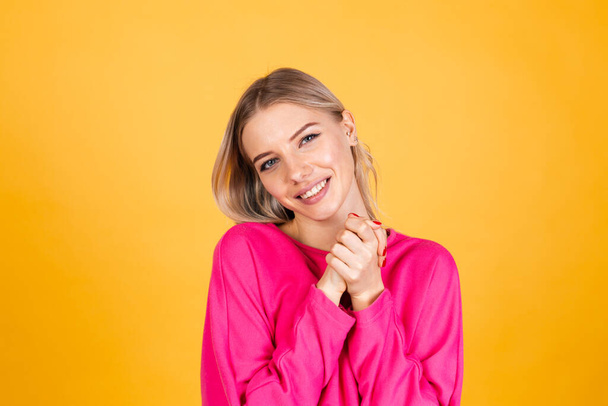 Красивая европейская женщина в розовой блузке на желтом фоне счастливый шокирован удивлен удивлен удивлен открытый рот - Фото, изображение