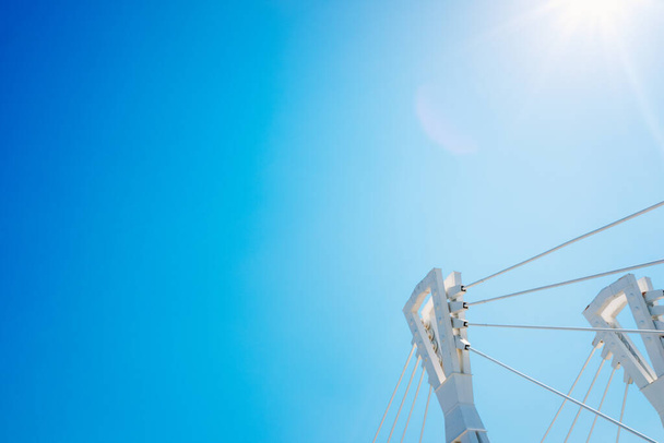 Sininen taivas revitty nurkkaan moderni metalli sillan runko. - Valokuva, kuva