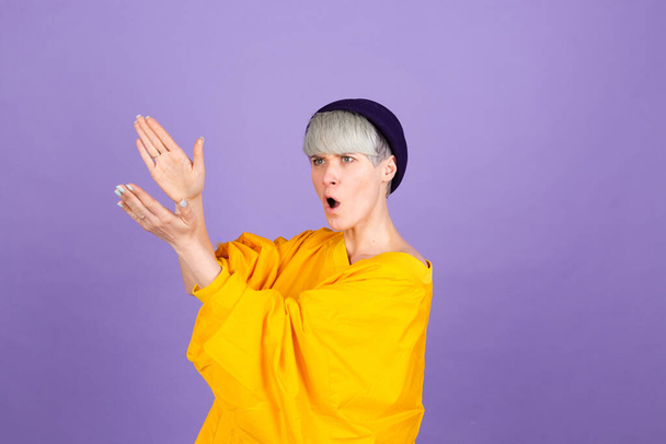 Stylish european woman on purple background clapping and applauding happy and joyful, smiling proud hands together - Foto, Imagem
