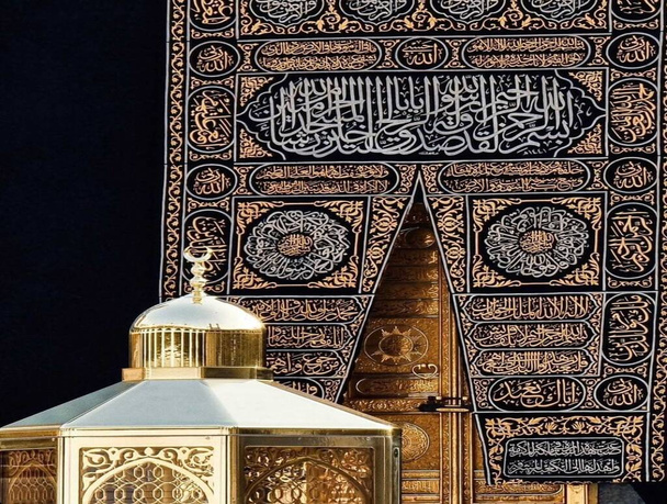 Una vista mozzafiato del ricamo caligrafico sui pannelli del panno kiswah # kanah # La Mecca - Foto, immagini