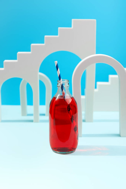 Composição criativa com coquetel de limonada cranberrie em garrafa no fundo azul - Foto, Imagem