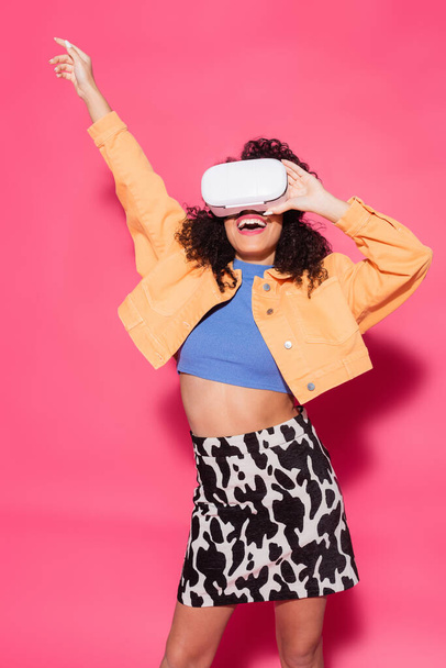 smiling african american woman in vr headset on pink  - Foto, afbeelding