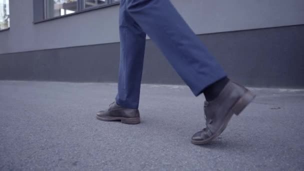 Обрезанный вид на бизнесмена, идущего на улицу  - Кадры, видео