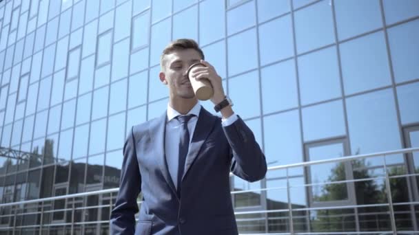 Επιχειρηματίας πίνοντας καφέ για να πάει έξω  - Πλάνα, βίντεο