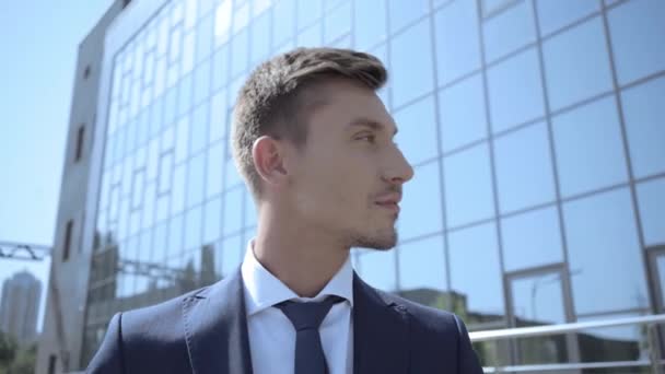 Homme d'affaires souriant buvant du café à l'extérieur  - Séquence, vidéo