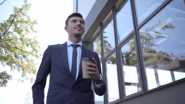 Uomo d'affari con caffè per andare a piedi all'aperto  - Filmati, video