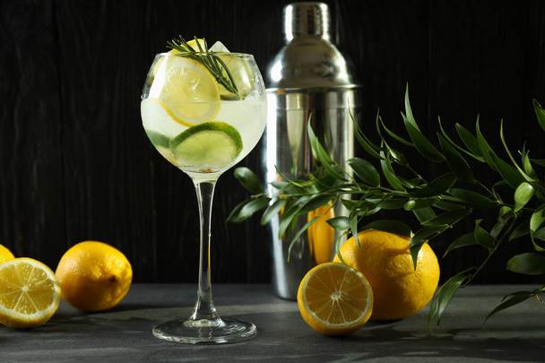 Sklenice koktejlu s citrusem proti dřevěnému pozadí - Fotografie, Obrázek