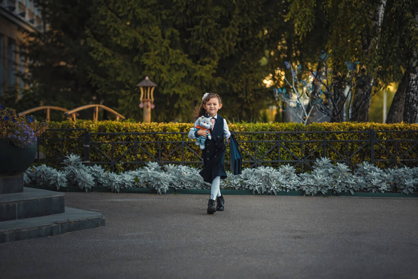 The girl goes to school for the first time - Foto, Imagen