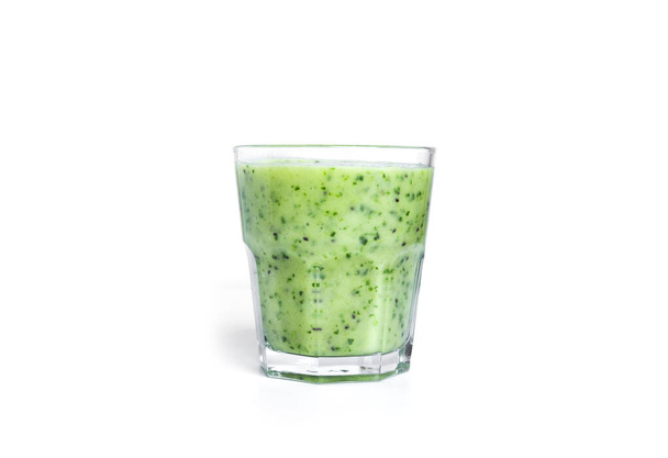Frullato di kiwi e spinaci isolato su fondo bianco. Bicchiere whith frullato verde. - Foto, immagini